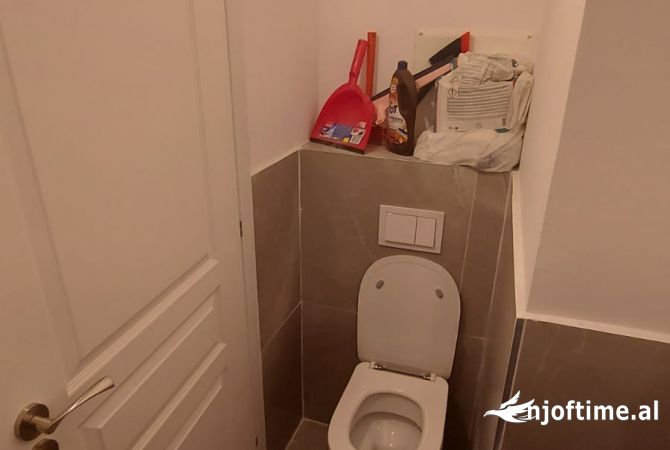 Shitet Ambient Komercial per Dyqan/Zyre buze rruge kryesore tek Kompleksi ASL, Tirane