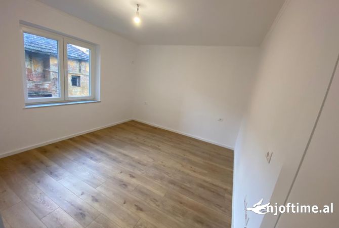 Shtepi ne shitje Apartament ne Tirane, 2+1, Mobilimi Pjeserisht e mobiluar, Pagesa 185,000  Euro.