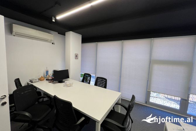 Jepet me qera Ambient Komercial per Zyra tek Sheshi Avni Rustemi direkt tek Pazari i Ri, Tirane
