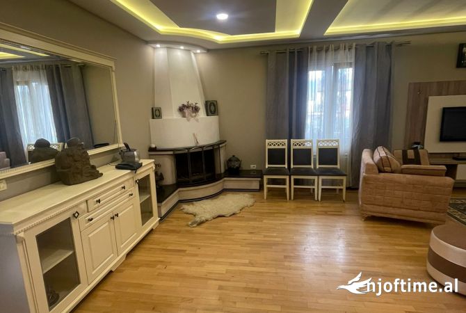 Shtepi me qera Vila Luksoze ne Tirane, 7+1, Mobilimi E mobiluar, Pagesa 2,200  Euro.