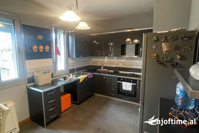 Shtepi me qera Vila Luksoze ne Tirane, 7+1, Mobilimi E mobiluar, Pagesa 2,200  Euro.