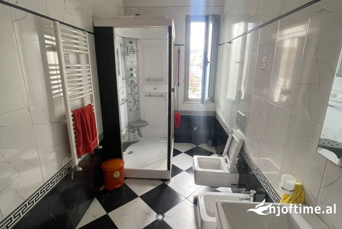 Shtepi me qera Vila Luksoze ne Tirane, 7+1, Mobilimi E mobiluar, Pagesa 2,200  Euro.