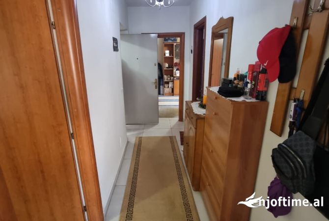 Shtepi ne shitje Apartament ne Tirane, 2+1, Mobilimi E mobiluar, Pagesa 15,000,000  Leke.