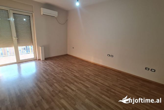 Ambient biznesi me qera 3+1 ne Tirane - 800 Euro