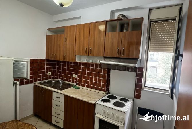 Shtepi me qera Apartament ne Tirane, 1+1, Mobilimi E mobiluar, Pagesa 450  Euro.