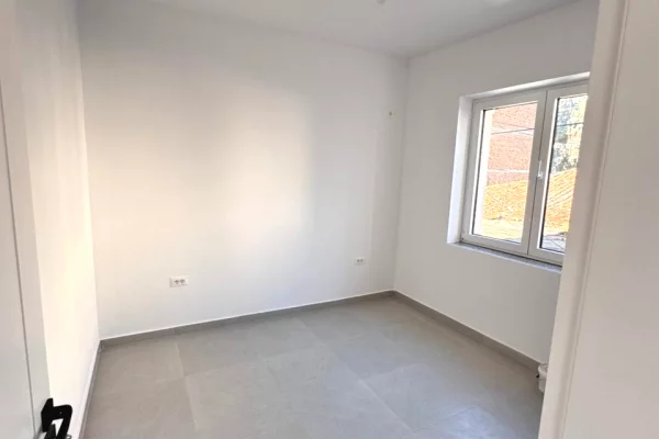 Ambient biznesi me qera 3+1 ne Tirane - 1,000 Euro