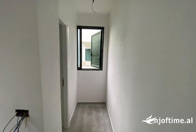 Shtepi ne shitje Apartament ne Durres, 2+1, Mobilimi Bosh, pa mobiluar, Pagesa 100,000  Euro.