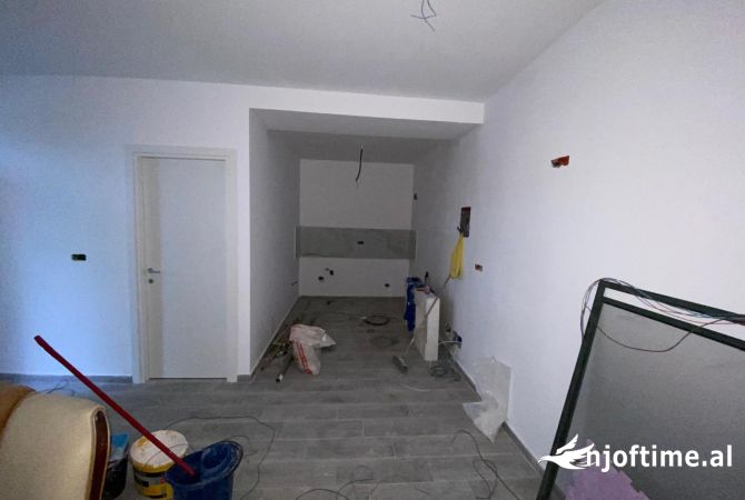 Shtepi ne shitje Apartament ne Durres, 2+1, Mobilimi Bosh, pa mobiluar, Pagesa 100,000  Euro.