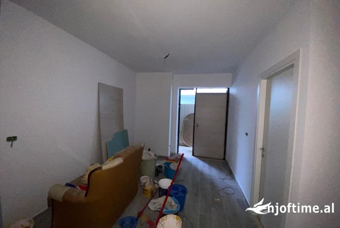 Shtepi ne shitje Apartament ne Durres, 2+1, Mobilimi Bosh, pa mobiluar, Pagesa 100,000  Euro.