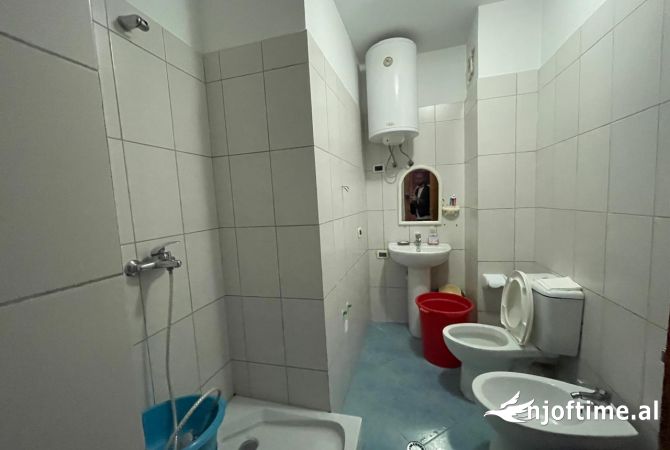 Shtepi ne shitje Apartament ne Tirane, 2+1, Mobilimi E mobiluar, Pagesa 215,000  Euro.