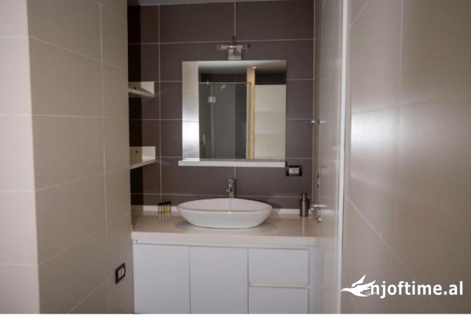 Shtepi me qera Apartament ne Tirane, 2+1, Mobilimi E mobiluar, Pagesa 1,400  Euro.