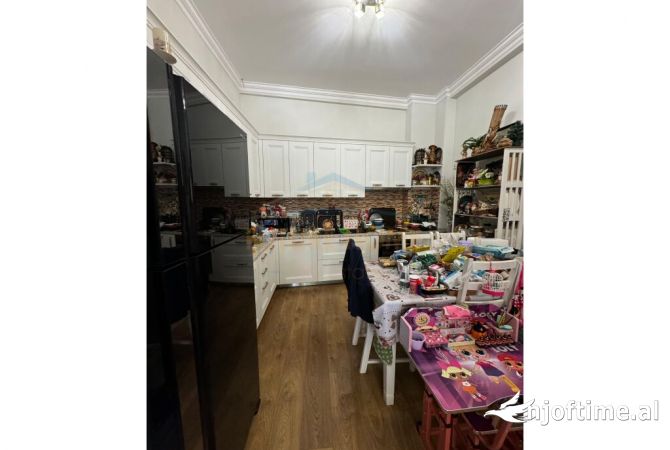 Shtepi ne shitje Apartament ne Tirane, 2+1, Mobilimi E mobiluar, Pagesa 250,000  Euro.
