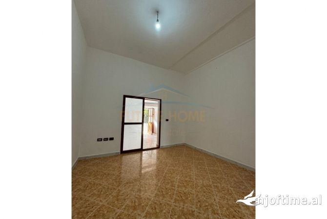 Shtepi me qera Apartament ne Tirane, 1+1, Mobilimi Bosh, pa mobiluar, Pagesa 300  Euro.