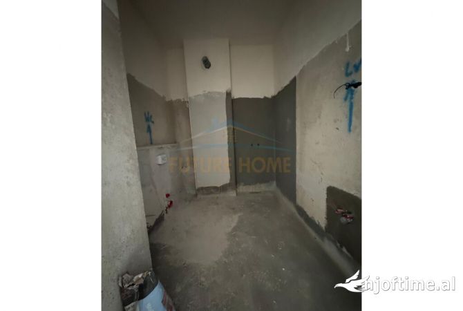 Shtepi ne shitje Apartament ne Tirane, 2+1, Mobilimi Bosh, pa mobiluar, Pagesa 158,000  Euro.