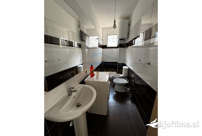 Shtepi ne shitje Apartament ne Tirane, 2+1, Mobilimi E mobiluar, Pagesa 140,000  Euro.