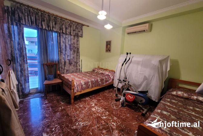 Shtepi ne shitje Apartament ne Tirane, 3+1, Mobilimi E mobiluar, Pagesa 260,000  Euro.