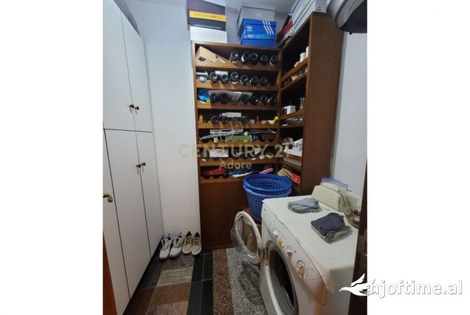 Shtepi ne shitje Apartament ne Tirane, 3+1, Mobilimi E mobiluar, Pagesa 260,000  Euro.