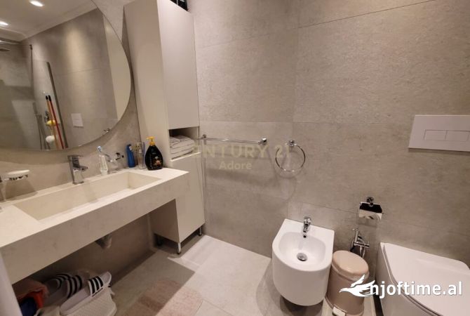 Shtepi ne shitje Apartament ne Tirane, 3+1, Mobilimi E mobiluar, Pagesa 260,000  Euro.