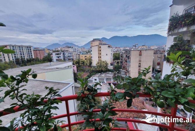 Shtepi ne shitje Apartament ne Tirane, 3+1, Mobilimi E mobiluar, Pagesa 260,000  Euro.