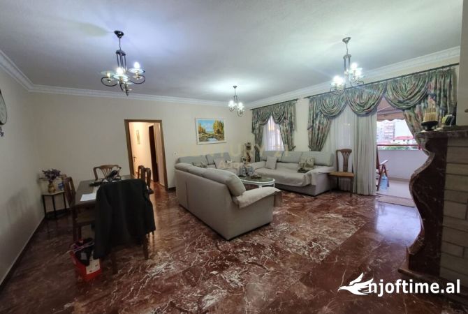 Shtepi ne shitje Apartament ne Tirane, 3+1, Mobilimi E mobiluar, Pagesa 260,000  Euro.