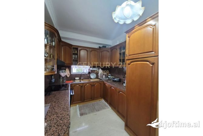 Shtepi ne shitje Apartament ne Tirane, 3+1, Mobilimi E mobiluar, Pagesa 260,000  Euro.