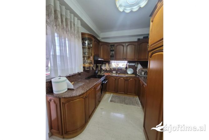 Shtepi ne shitje Apartament ne Tirane, 3+1, Mobilimi E mobiluar, Pagesa 260,000  Euro.
