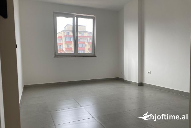 Shtepi ne shitje Apartament ne Durres, 1+1, Mobilimi Bosh, pa mobiluar, Pagesa 105,000  Euro.