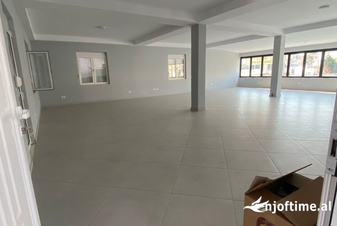 Ambient biznesi me qera 3+1 ne Tirane - 45,000 Leke