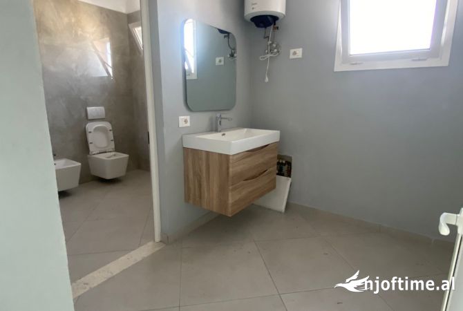 Ambient biznesi me qera 3+1 ne Tirane - 45,000 Leke