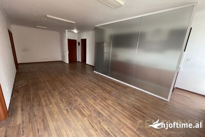 Ambient biznesi me qera 3+1 ne Tirane - 1,600 Euro