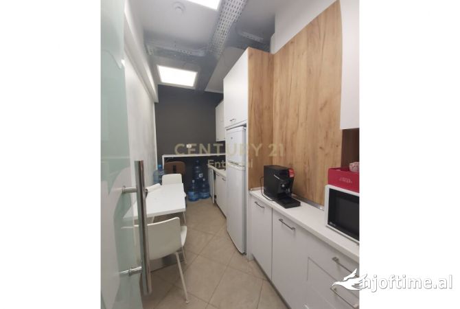 Ambient biznesi me qera 3+1 ne Tirane - 1,070 Euro