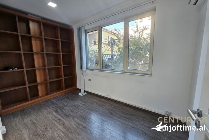Ambient biznesi me qera 3+1 ne Tirane - 1,400 Euro