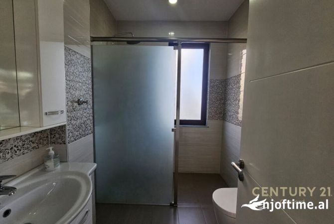 JEPET ME QIRA PER ZYRA DY KATE TE NJE GODINE TEK 21 DHJETORI !  Tirana, Albania Per Qira 1,400 Euro /Mu