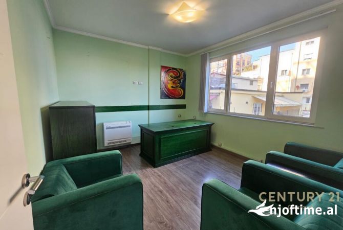 JEPET ME QIRA PER ZYRA DY KATE TE NJE GODINE TEK 21 DHJETORI !  Tirana, Albania Per Qira 1,400 Euro /Mu