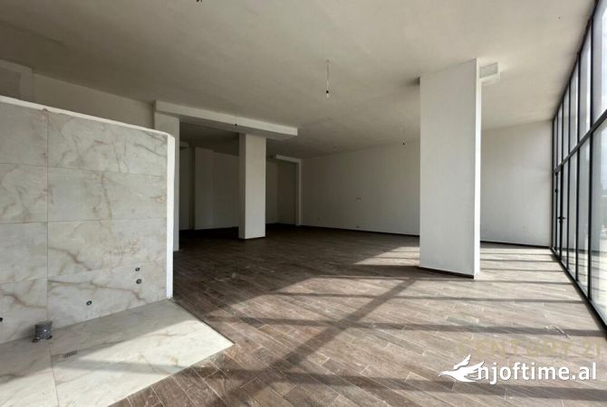 Ambient biznesi me qera 3+1 ne Tirane - 1,700 Euro