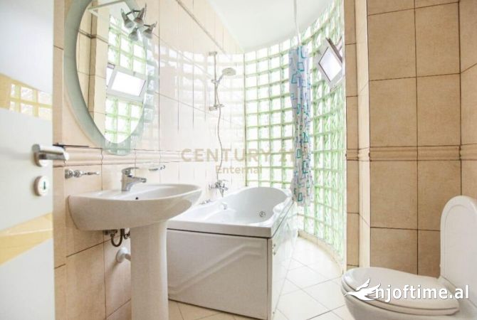 Shtepi me qera 2+1 ne Tirane - 1,300 Euro