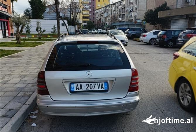 Makina ne shitje ne Tirane - 2,500 Euro