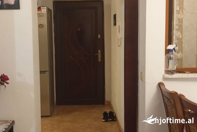 Shtepi ne shitje Apartament ne Tirane, 2+1, Mobilimi Pjeserisht e mobiluar, Pagesa 93,000  Euro.
