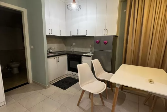 Shtepi me qera Apartament ne Tirane, Garsoniere, Mobilimi E mobiluar, Pagesa 25,000  Leke.