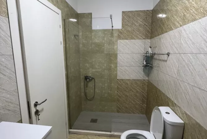 Shtepi me qera Apartament ne Tirane, Garsoniere, Mobilimi E mobiluar, Pagesa 25,000  Leke.