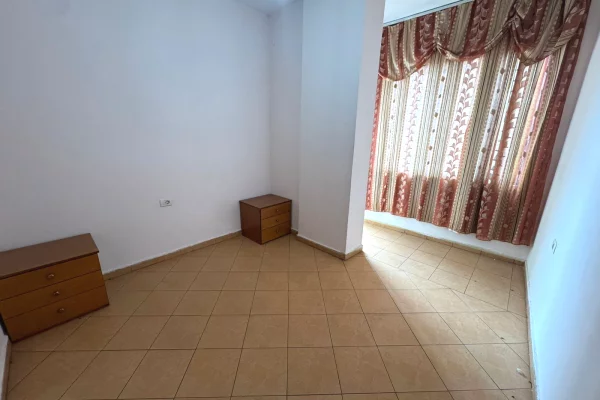 Shtepi ne shitje Apartament ne Tirane, 2+1, Mobilimi E mobiluar, Pagesa 130,000  Euro.
