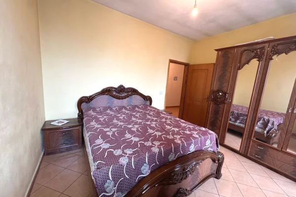 Shtepi ne shitje Apartament ne Tirane, 2+1, Mobilimi E mobiluar, Pagesa 130,000  Euro.