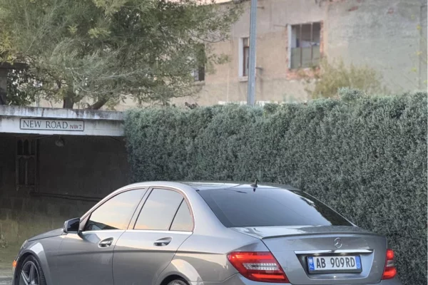 Makina ne shitje ne Elbasan, Mercedes-Benz, 2013 gasoline-gas,Kambio Automatik Pagesa 8,700  Euro.