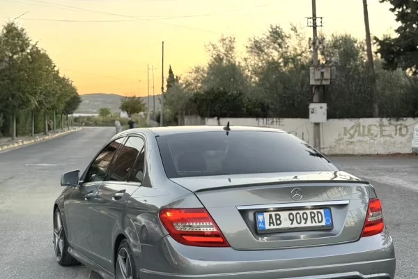 Makina ne shitje ne Elbasan, Mercedes-Benz, 2013 gasoline-gas,Kambio Automatik Pagesa 8,700  Euro.