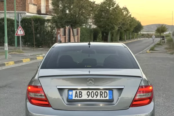 Makina ne shitje ne Elbasan, Mercedes-Benz, 2013 gasoline-gas,Kambio Automatik Pagesa 8,700  Euro.