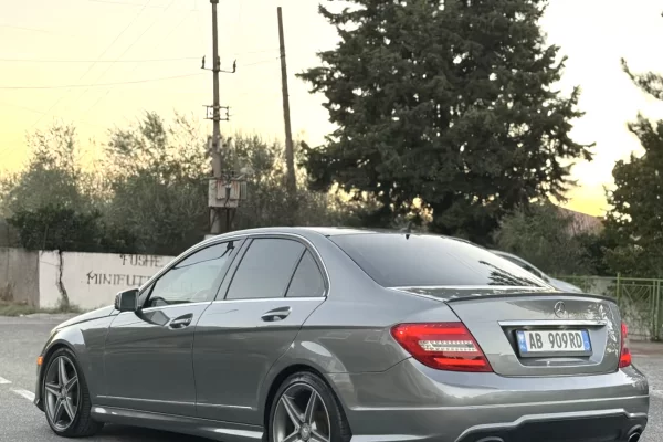 Makina ne shitje ne Elbasan, Mercedes-Benz, 2013 gasoline-gas,Kambio Automatik Pagesa 8,700  Euro.