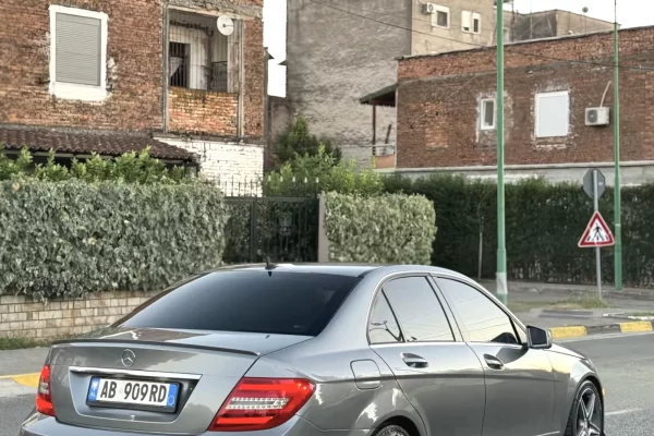 Makina ne shitje ne Elbasan, Mercedes-Benz, 2013 gasoline-gas,Kambio Automatik Pagesa 8,700  Euro.