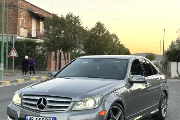 Makina ne shitje ne Elbasan, Mercedes-Benz, 2013 gasoline-gas,Kambio Automatik Pagesa 8,700  Euro.