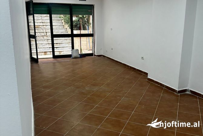 Ambient biznesi me qera 3+1 ne Tirane - 500 Euro