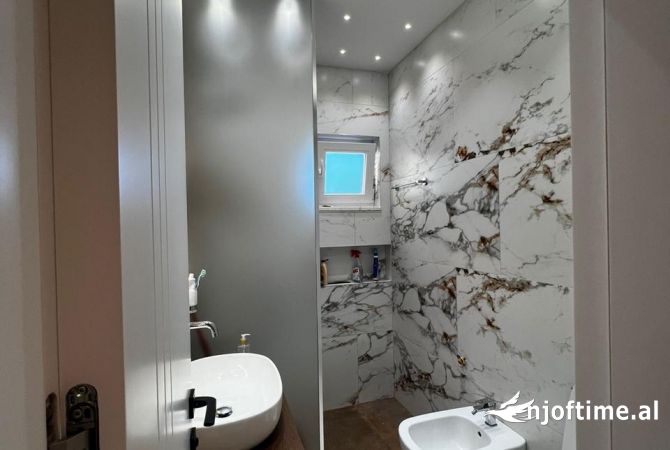 Shtepi ne shitje Apartament ne Tirane, 2+1, Mobilimi E mobiluar, Pagesa 200,000  Euro.